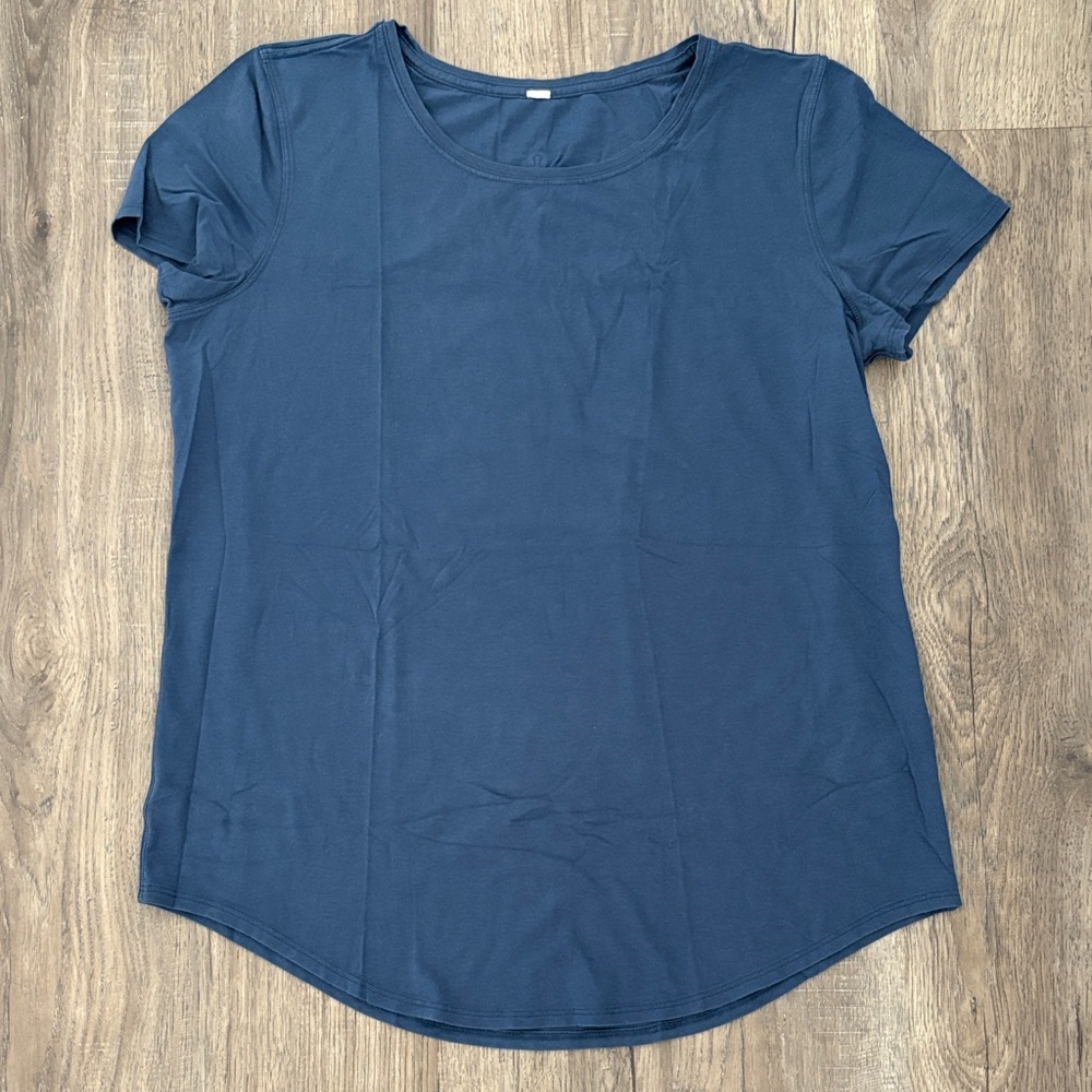 Lululemon Women’s Blue Tee Size 8